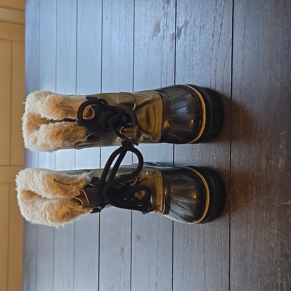 Sorel little girl snow boots size 8